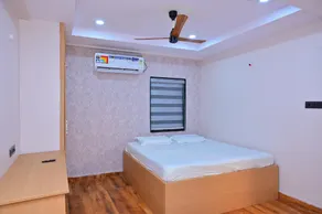 Swagan Home Stays Air Conditioned Deluxe ONE BED ROOM Studio Apartment - Image 2