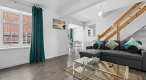 Cozy 3 bedroom house with free parking and near hospital - Image 2