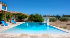 Domaine Des Lucques Chambre d'hôtes de Luxe au cœur d'oliveraie avec piscine miroir - Image 3