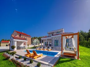 Villa in Pridraga with Pool near the Sea - Image 2
