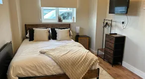 Modern cosy studio near Luton airport, free parking - Image 5