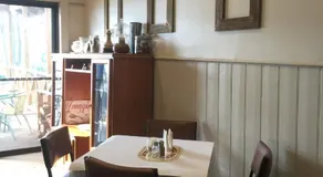 Royal Hotel Snake Valley - Image 2
