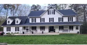 Spacious 6Bed Woodland Retreat with Movie Room & Deck - Image 3