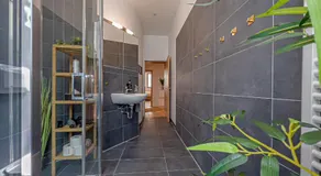 Gemütliche Ferienwohnung mit 2 Schlafzimmern, kostenfreiem Parkplatz, modernem Bad, Küche, Waschmaschine & Trockner - Image 3