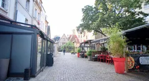 le Perroquet Fringant, rue piétonne et quartier historique - Image 4