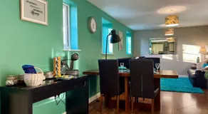 The Orchid-Central Beeston-Private Apartment-SmartTV-Free Wi-Fi-Tram-Parking - Image 4