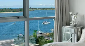 Exceptional Luxury ~ Broadwater Beauty ~ Free Parking ~ Top Location - Image 4