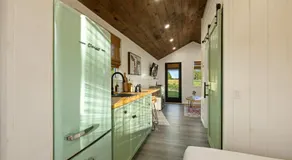 Vista Verde Farm Retreat - Stylish Cabins Nearby Springs - Image 2