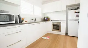 Beachside Getaway Bay Views North Shore VIC Sleeps 12 Free Wifi - Image 5