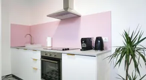 Vibrant Design Apartments - Full Kitchen - Wi-Fi - 18 Mins to City Centre - Image 4