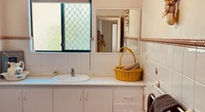 Group stays for Friends Families Weddings and Events Walkable to Fremantle and attractions Super Spacious with garden and courtyard and balcony and parking for 2 cars Sleeps 6 3BD 3BR - Image 4