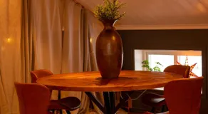 Mysig lägenhet med öppen planlösning på hästgård. - Image 5