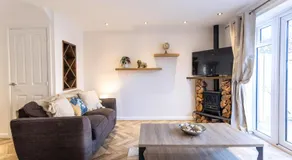 Wheatcroft Sleeps 7 Long Stays Parking and Wi-Fi - Image 2