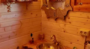 Refugio madera estilo árabe con estatuas, estanques y un pequeño zoo - Image 2