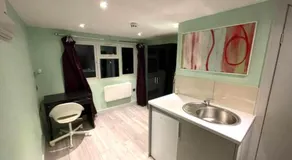 Letzi Ensuite 15 Min to Heathrow Fast WiFi - Image 4