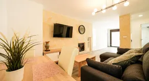 Casa MYA con terreno privado y parking compartido - a 800m de Playa Poniente - Image 2