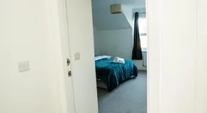 Queens Court Ensuite Studio - Image 4