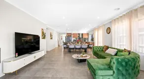 Park-fronted Luxury Grand Family House with Free Gym, Heated Pool and Spa! - Image 4