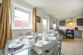 Bright Double Room LS16 Near Airport WiFi - Image 3
