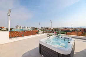 Penthouse with jacuzzi, city center - Image 4