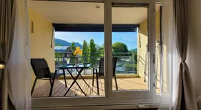 Helles Zimmer mit Balkon und Blick in den Kurpark - Image 3
