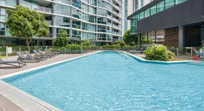 Portside Luxe Retreat 2BR FREE Parking & Pool - Image 5