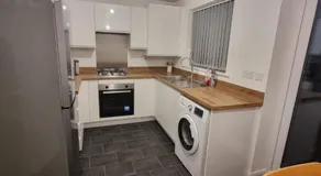 Modern 2BR House Sleeps 5 Free Parking Contractor Friendly Van parking - Image 3