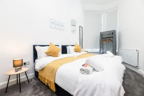 Deluxe 2 Bedroom Apartment In City Centre - Image 2