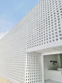 De'white Hotel - Image 4