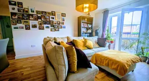 Modern 2 bedroom Flat with Parking Balcony and WiFi - Image 2