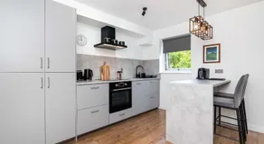 Edinburgh Two Bedrooms Apartment with Free Parking - Image 5