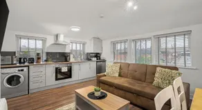 Charming Apartment In Andover Town Centre 55'' 4K Smart TV Netflix - Image 3