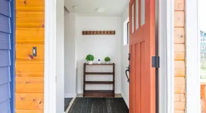 Fresh Top Floor Apartment w/ Balcony - Image 4