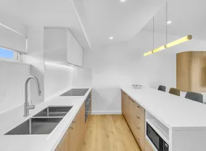 Modern 4-Bed Townhouse with Water Views - Image 4