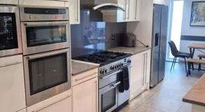 Comfortable 4 Bedroom Stay, Sleeps 7, Parking & WiFi - Image 4