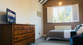 Kenilworth Cosy Garden View Apartment - Image 2