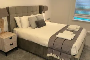 Riverfront: 2 Bed in London - Parking - Image 2