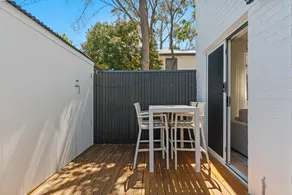 Stylish 2-Bed Townhouse in Leafy Hyde Park - Image 4