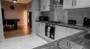 Spacious 4BD Sleeps 7 Parking - Image 2