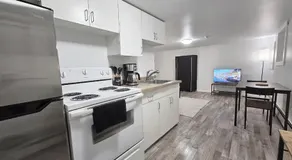 Amazing DT Apartment w Parking Location Coffee - Image 3
