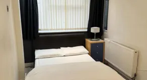 Rooms in Surrey - Image 3