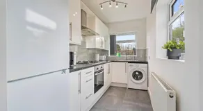 Modern Fully Equipped 4BR Home by Hyped Properties Perfect for Contractors Relocators Insurance Stay Near Centre with Free Parking - Image 2