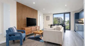 The Mancunian Blue - Manchester Luxury 2-Bed Corner Apartment - Image 2