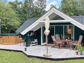 Bright Cottage with Hot Tub - Image 4
