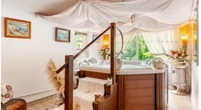 Chambre d'hôte grise avec petit dejeuner Sauna et jacuzzi en option - Image 2