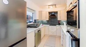 Modern 4 Bedroom House w Parking in Milton Keynes - Image 5