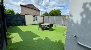 6 Bedroom 4 Bathroom House near Redbridge Station in Ilford with Garden Parking and Fast WiFi - Image 5