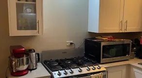Luxury Manor 2 Bedroom /1 Bathroom House w/electric fireplace, - Image 3