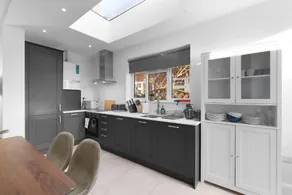 Modern 4 Bedroom Apartment in London with Parking and Garden - Image 5