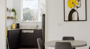 Trendy Elwood Apartment - Image 5